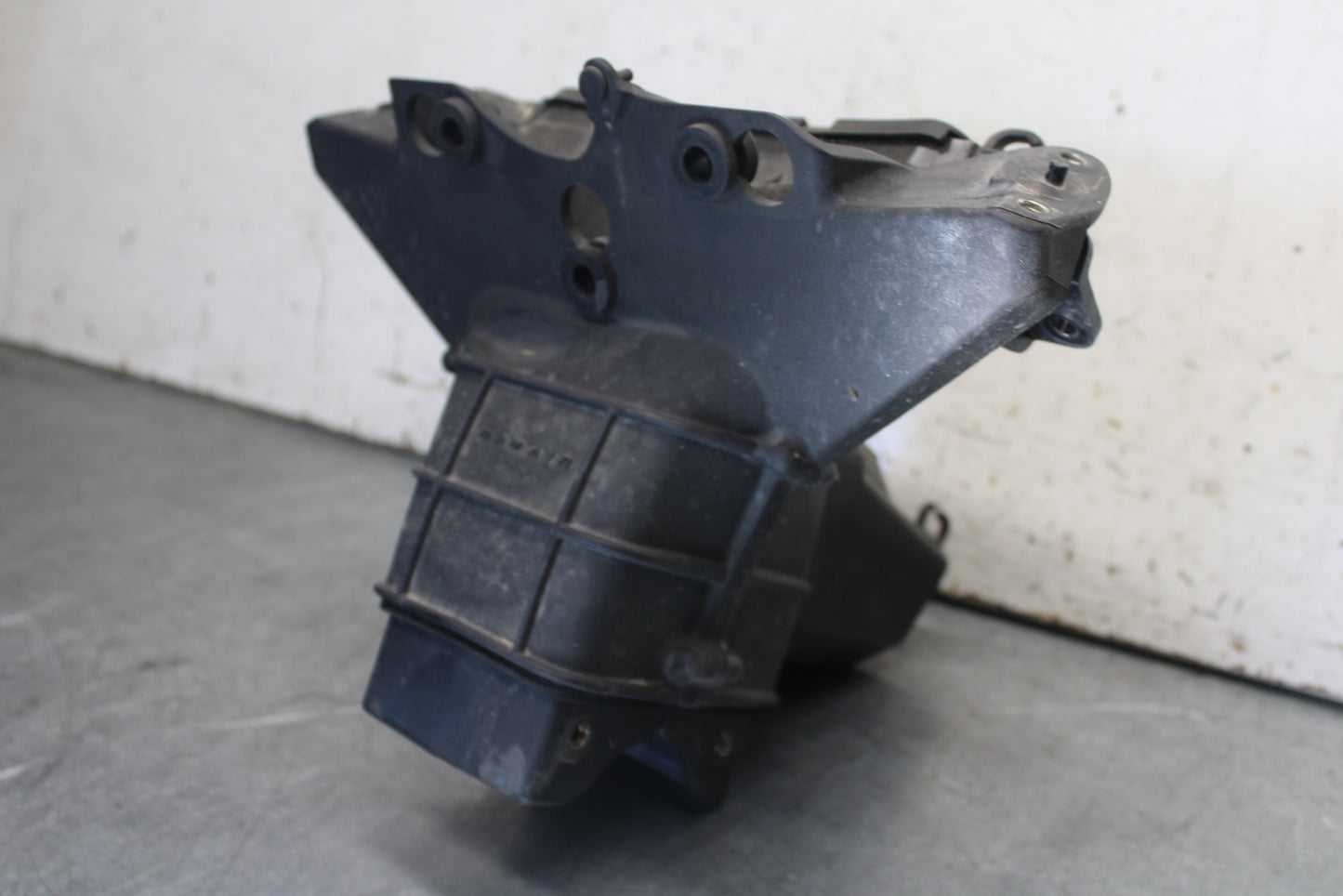 09-12 KAWASAKI NINJA ZX6R UPPER FAIRING MIRROR GAUGES STAY BRACKET BB698