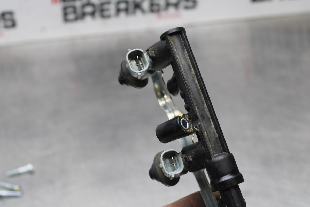 07-12 HONDA CBR600RR SECONDARY FUEL INJECTORS TOP AIRBOX GAS RAIL BB812