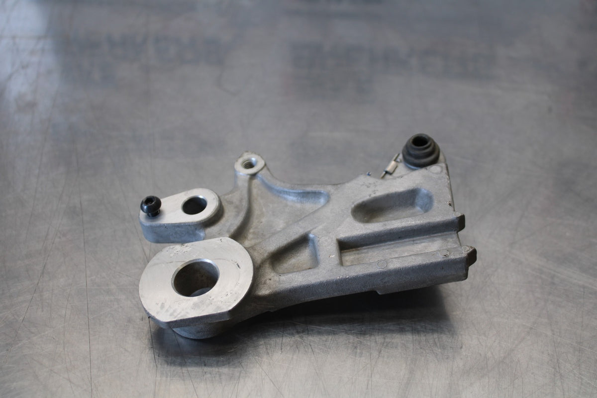 22-25 YAMAHA YZF R7 REAR BRAKE CALIPER HANGER BACK MOUNTING BRACKET BB176