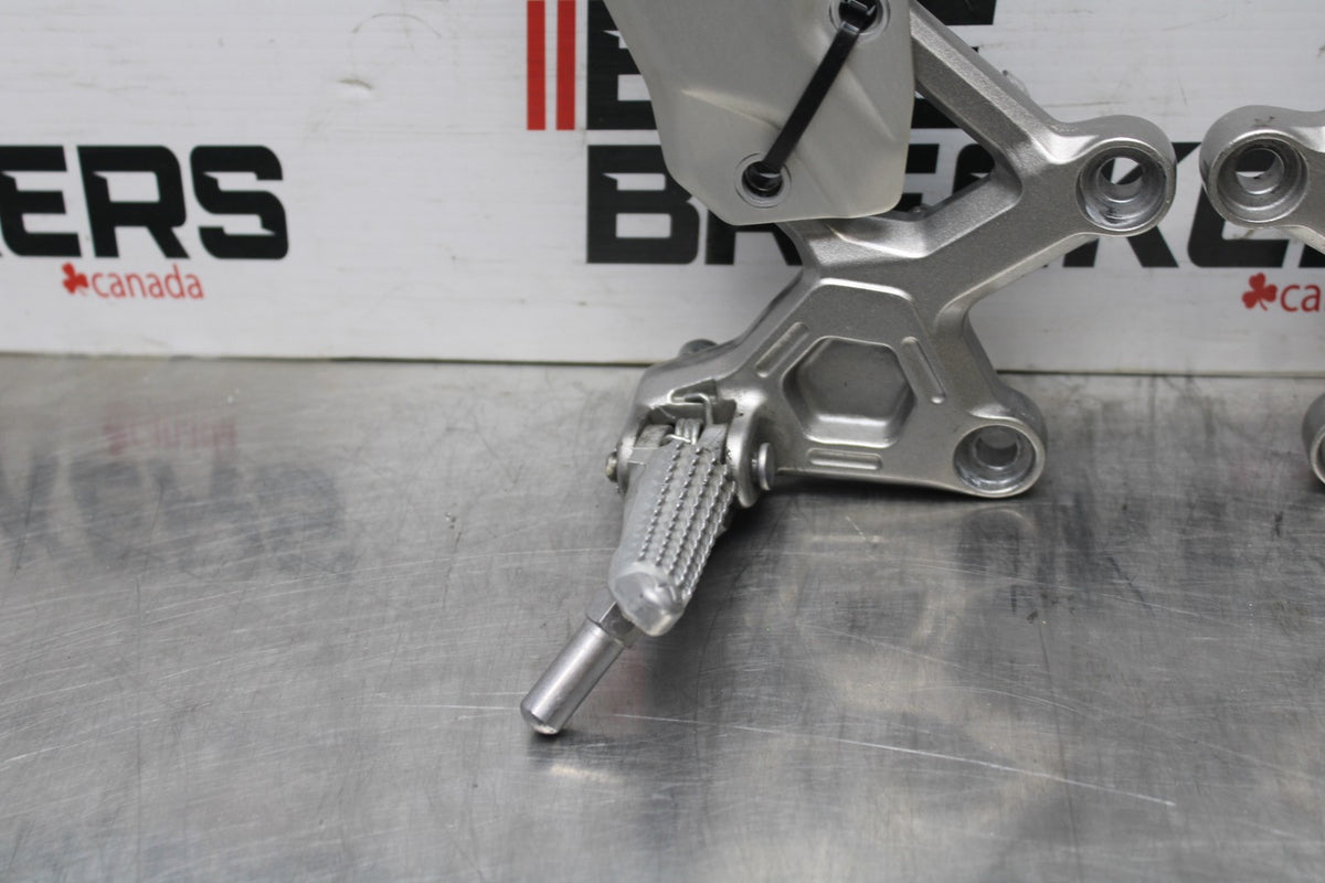 24-25 KAWASAKI NINJA ZX4R RIGHT LEFT REARSETS REAR SET DRIVER FOOT PEGS  BB827
