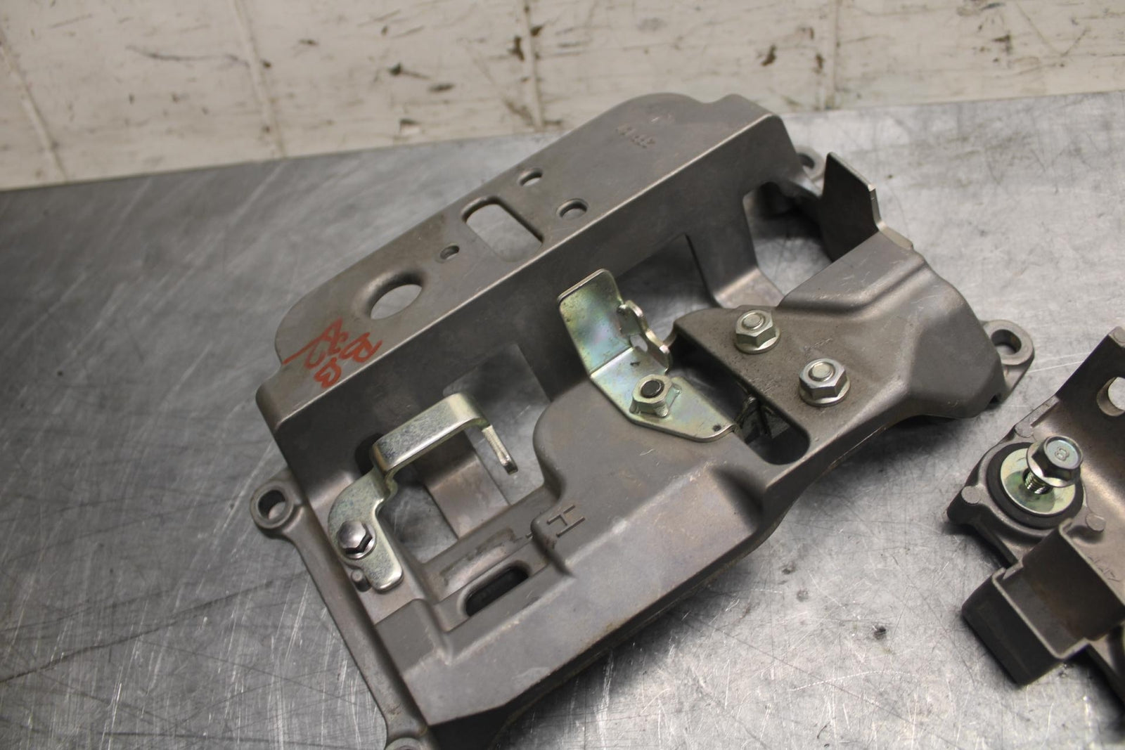 2015 Yamaha FJ09 SEAT MOUNTING BRACKET MOUNT BB41