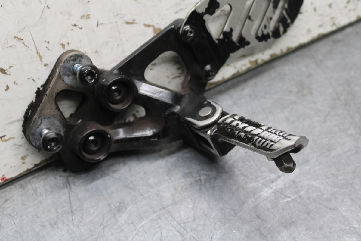 06-07 SUZUKI GSXR 600 LEFT REARSET REAR SET DRIVER FOOT PEG REST STOP BB737