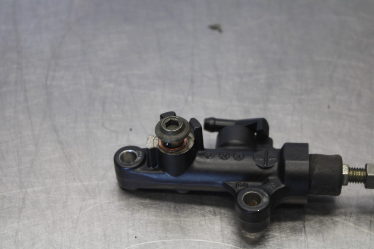 05 YAMAHA YZF R6 REAR BACK BRAKE MASTER CYLINDER W RESERVOIR BB894