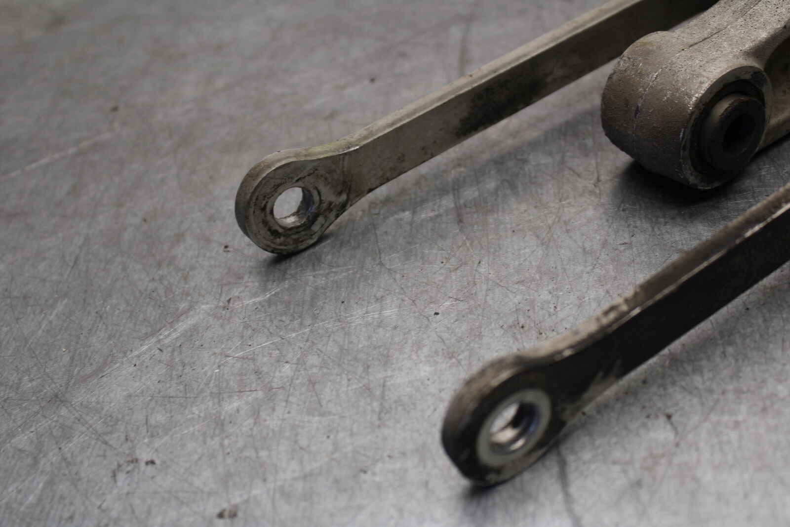 05-06 SUZUKI GSXR1000 REAR DOGBONE SHOCK LINKAGE LINK 62600-41810 BB663