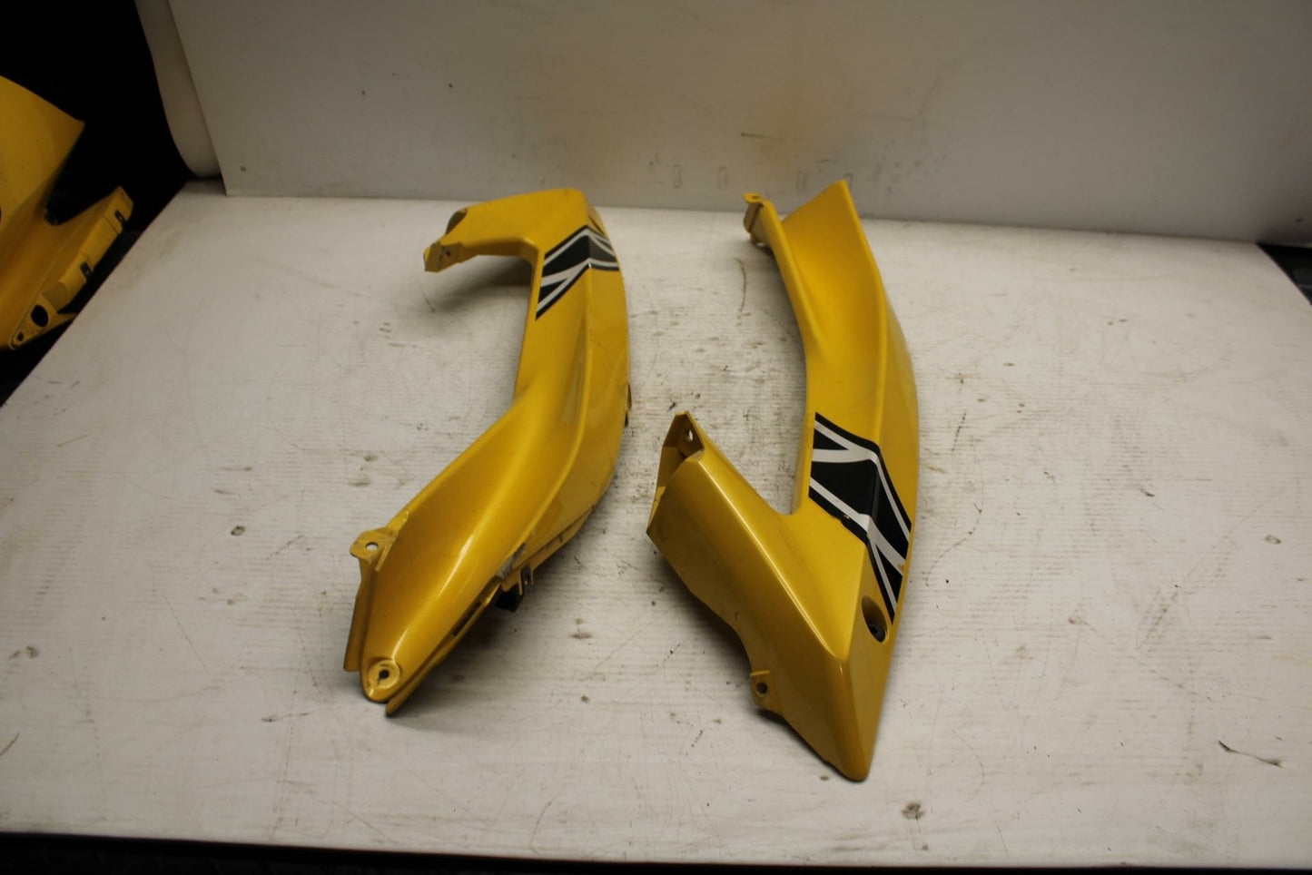 07 YAMAHA YZF R6 2c0  FRONT UPPER MID SIDE FAIRING COWL PLASTIC BB297