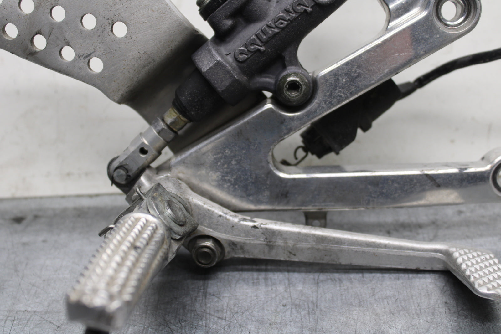 00-01 YAMAHA YZF R1 RIGHT REARSET REAR SET DRIVER FOOT PEG REST STOP BB755