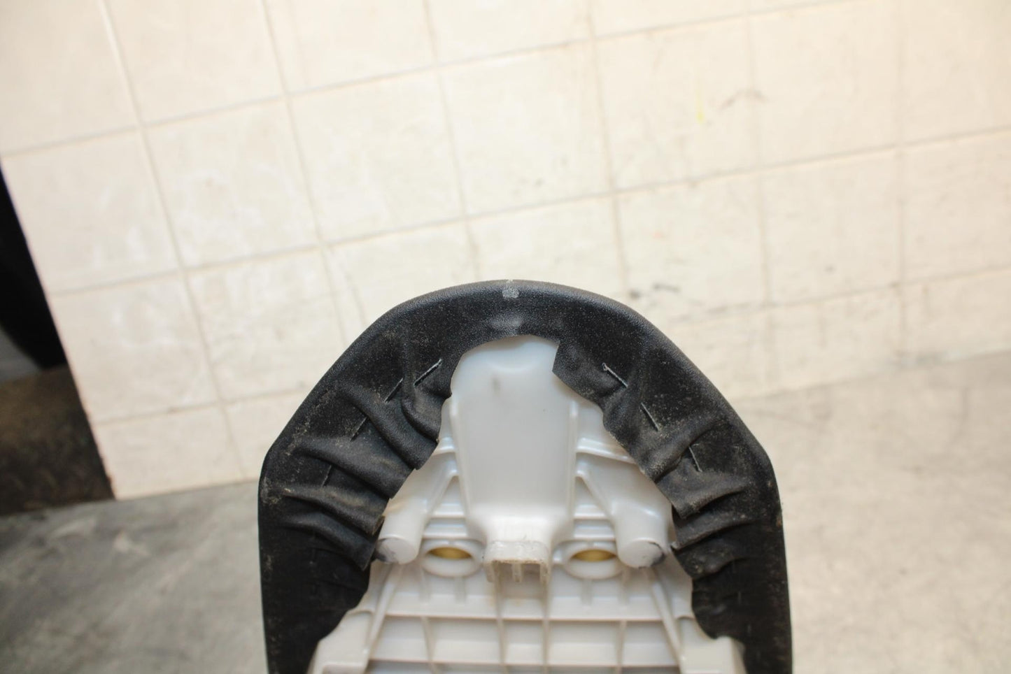 2008 Kawasaki Ninja ZX10R  REAR BACK PASSENGER TANDEM SEAT PAD SADDLE BB524