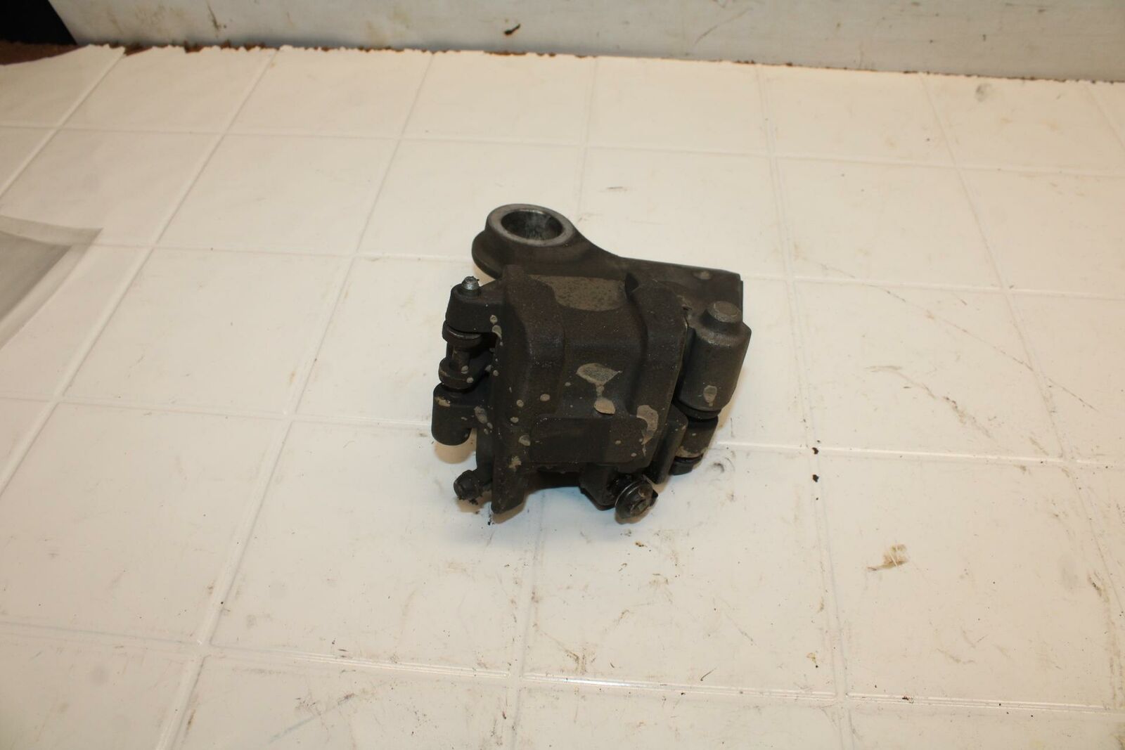 08-16 YAMAHA YZF R6 REAR BACK BRAKE CALIPER W MOUNT BRACKET BB406