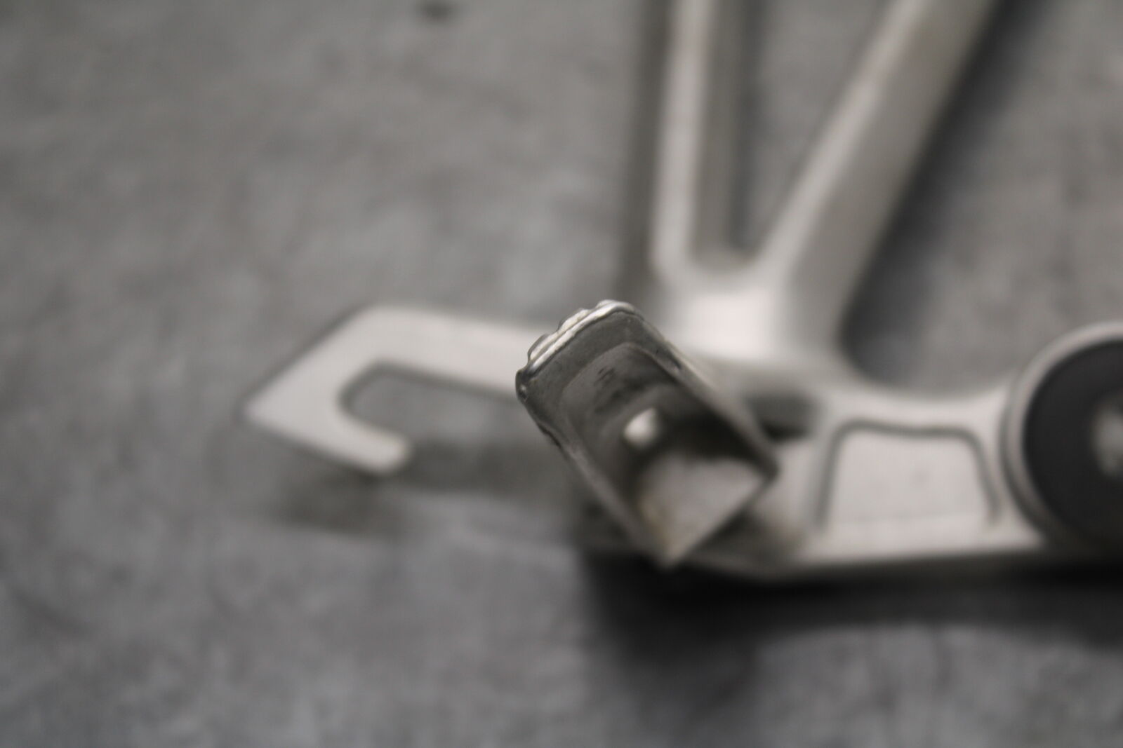 05-08 SUZUKI GSXR1000 REAR BACK PASSENGER PEG SET PAIR BB113