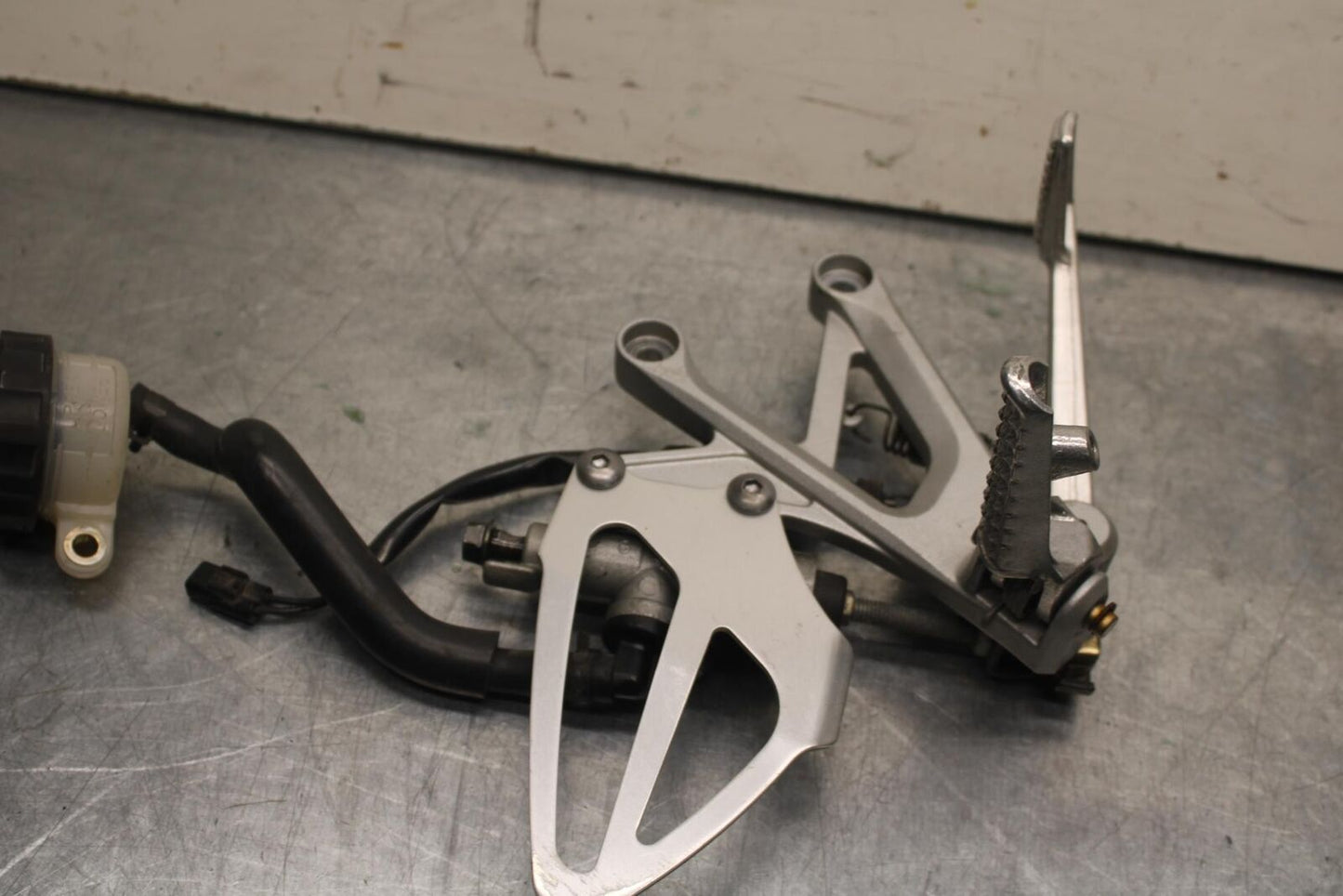 2004 Honda CBR600F4i RIGHT REARSET REAR SET DRIVER FOOT PEG REST STOP BB606