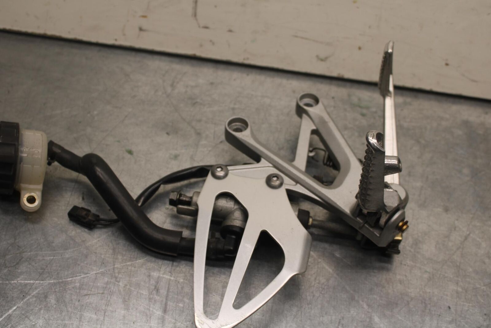 2004 Honda CBR600F4i RIGHT REARSET REAR SET DRIVER FOOT PEG REST STOP BB606