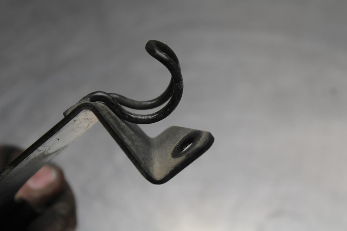 02 KAWASAKI VULCAN 800 VN800B CLASSIC BATTERY HOLD DOWN CLAMP STRAP BB862