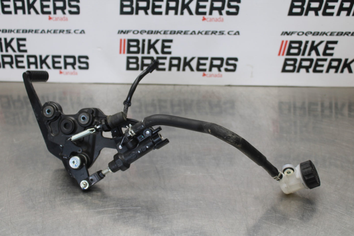 23-24 YAMAHA MT-07 RIGHT REARSET REAR SET DRIVER FOOT PEG REST STOP BB194