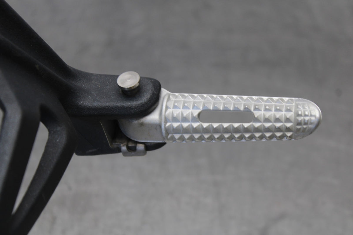 12 TRIUMPH STREET TRIPLE R RIGHT REAR BACK PASSENGER PEG BB914