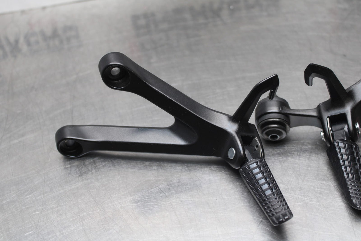 18 SUZUKI GSXR1000 REAR BACK PASSENGER PEG SET PAIR BB642