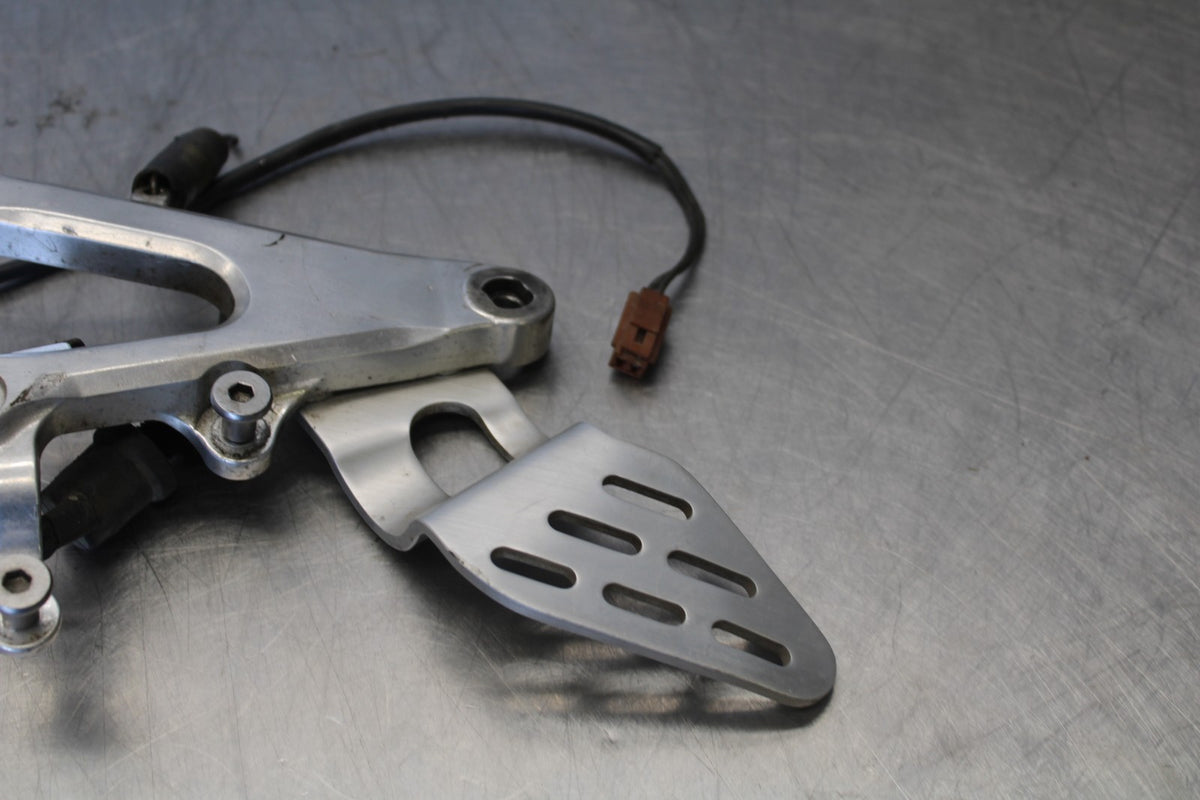 05 YAMAHA YZF R6 RIGHT REARSET REAR SET DRIVER FOOT PEG BRACKET MOUNT BB894