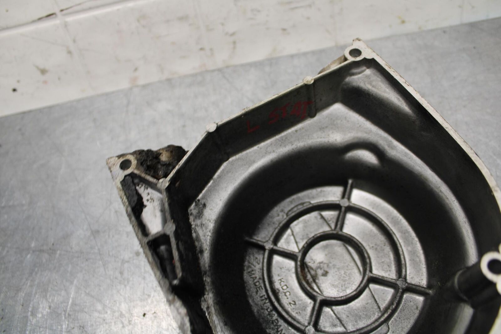 75 SUZUKI GT 550 STATOR MAGNETO ALTERNATOR GENERATOR COVER BB72