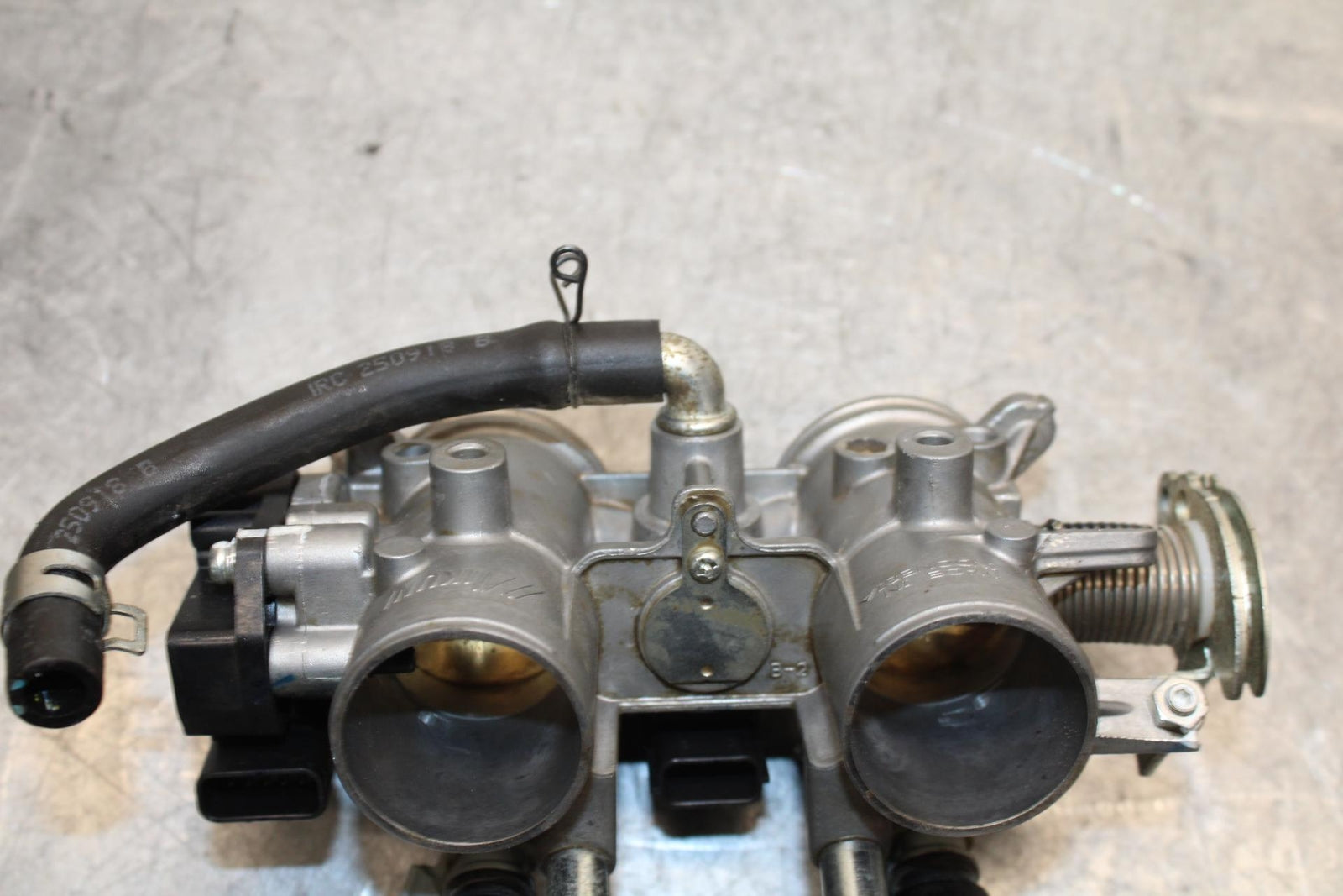 19 YAMAHA YZF R3 MAIN FUEL INJECTORS / THROTTLE BODIES BB56