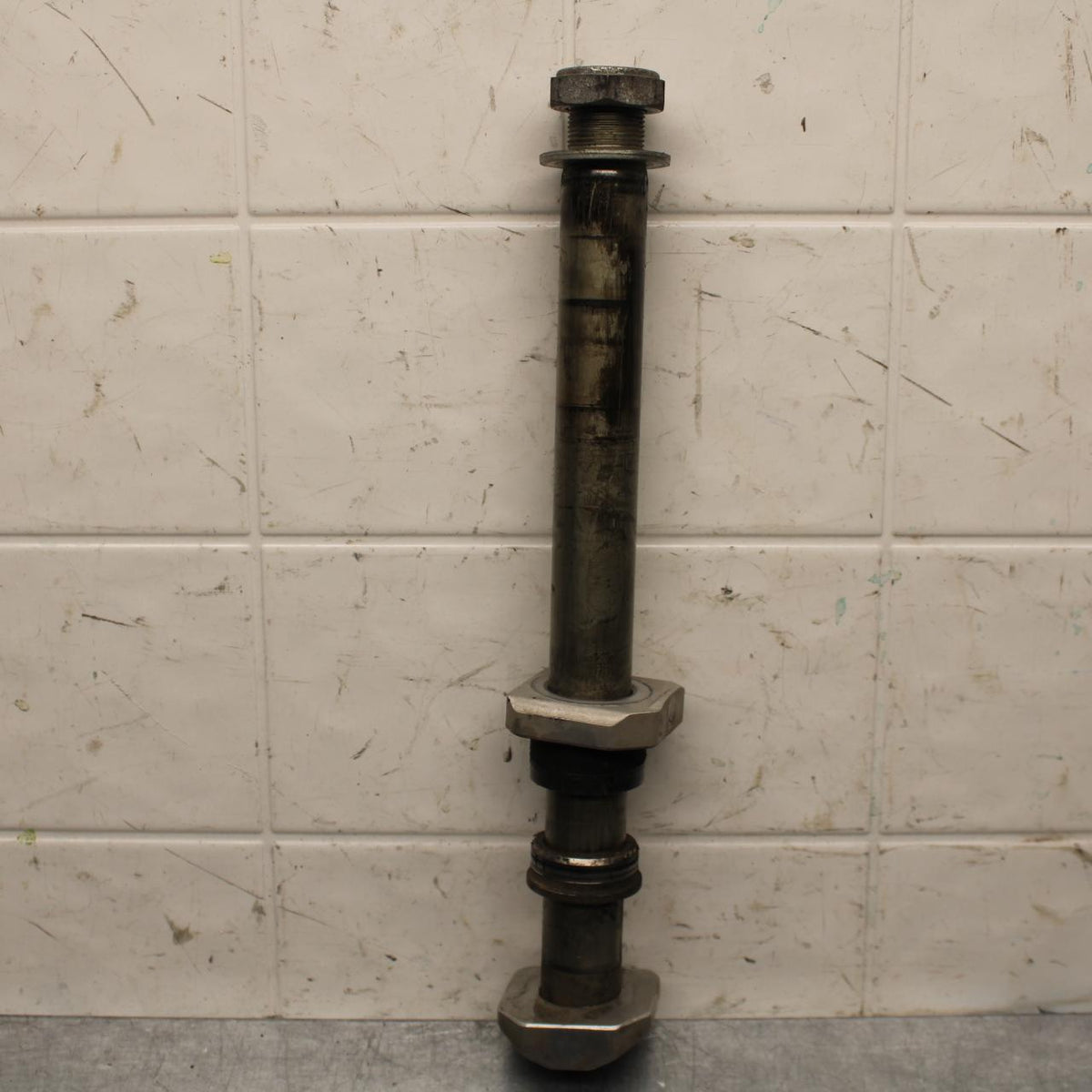 2008 Suzuki GSXR600 REAR AXLE BACK WHEEL RIM PIVOT BOLT AXEL 64711-49G00 BB593