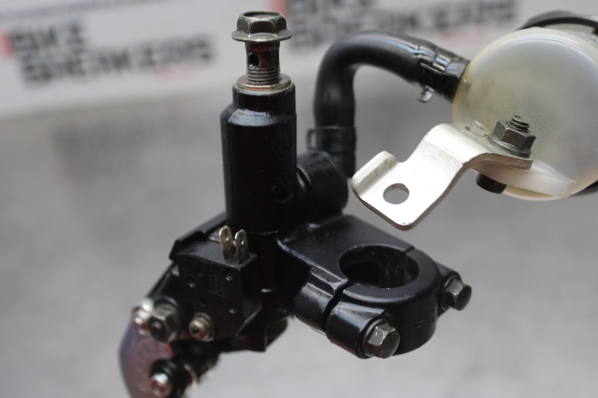 00 SUZUKI GSXR750 FRONT BRAKE MASTER CYLINDER w/ LEVER BB820