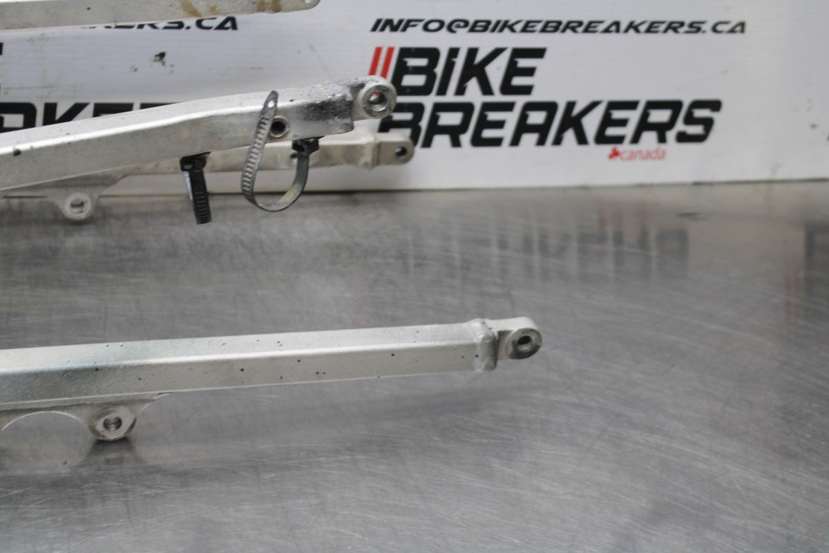01-03 SUZUKI GSXR600 REAR SUBFRAME BACK SUB FRAME BB841