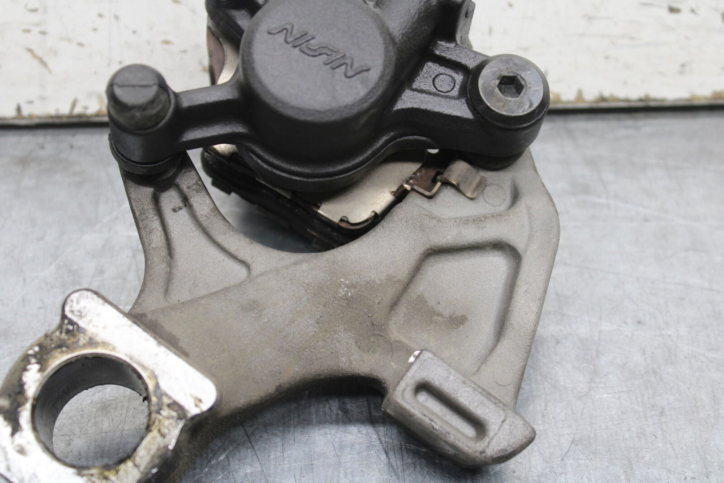 11-24 SUZUKI GSXR750 REAR BRAKE CALIPER W MOUNT BRACKET 69100-47H10-999  BB714