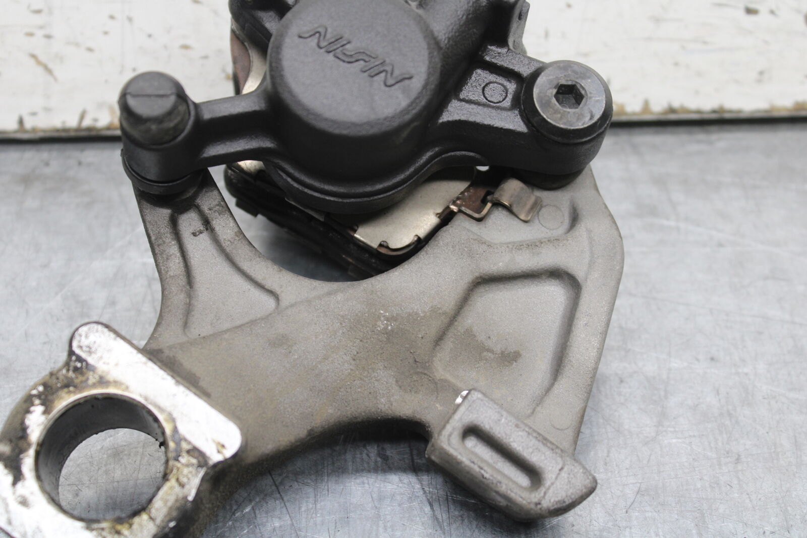 11-24 SUZUKI GSXR750 REAR BRAKE CALIPER W MOUNT BRACKET 69100-47H10-999  BB714