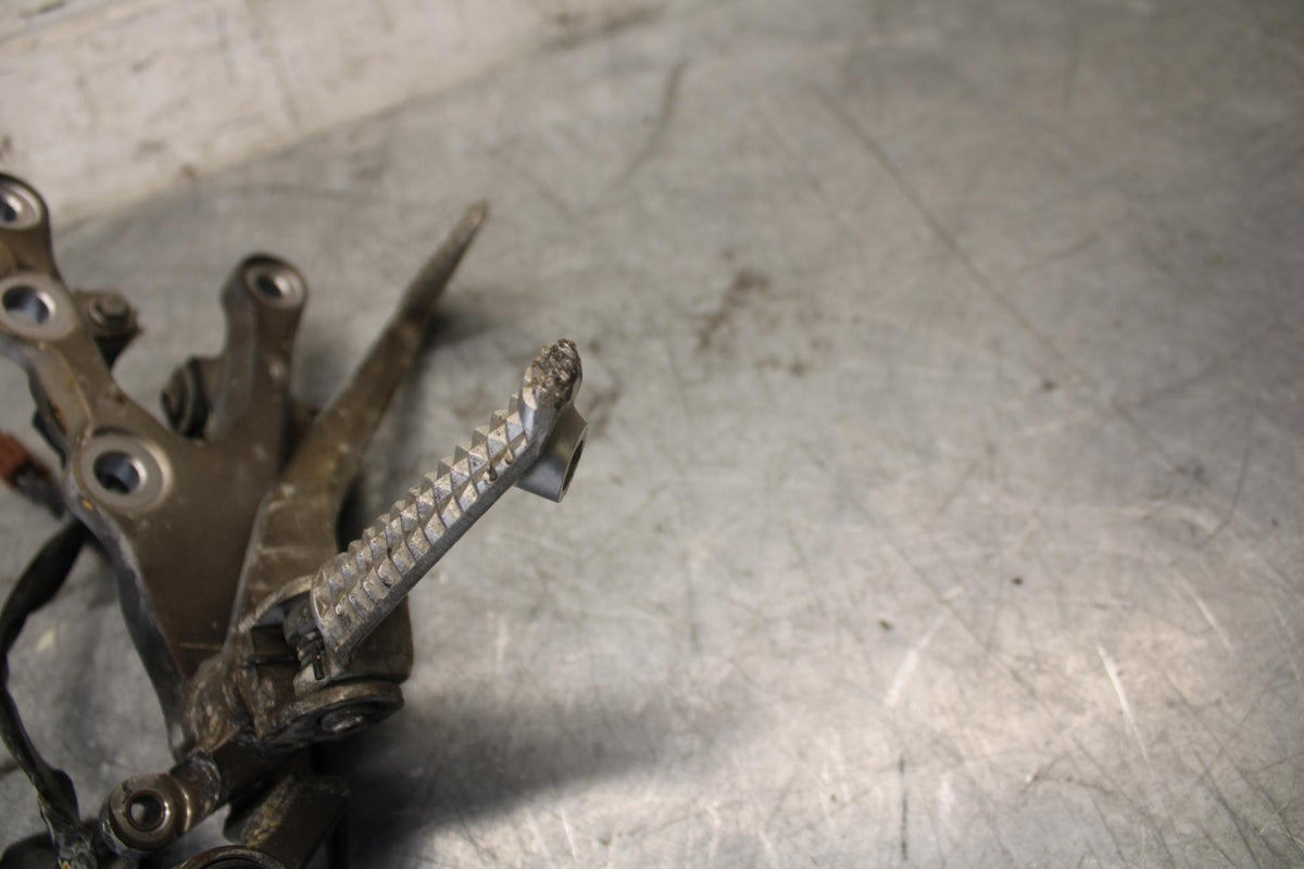2007 Yamaha YZF R6 RIGHT REARSET REAR SET DRIVER FOOT PEG REST STOP BB522
