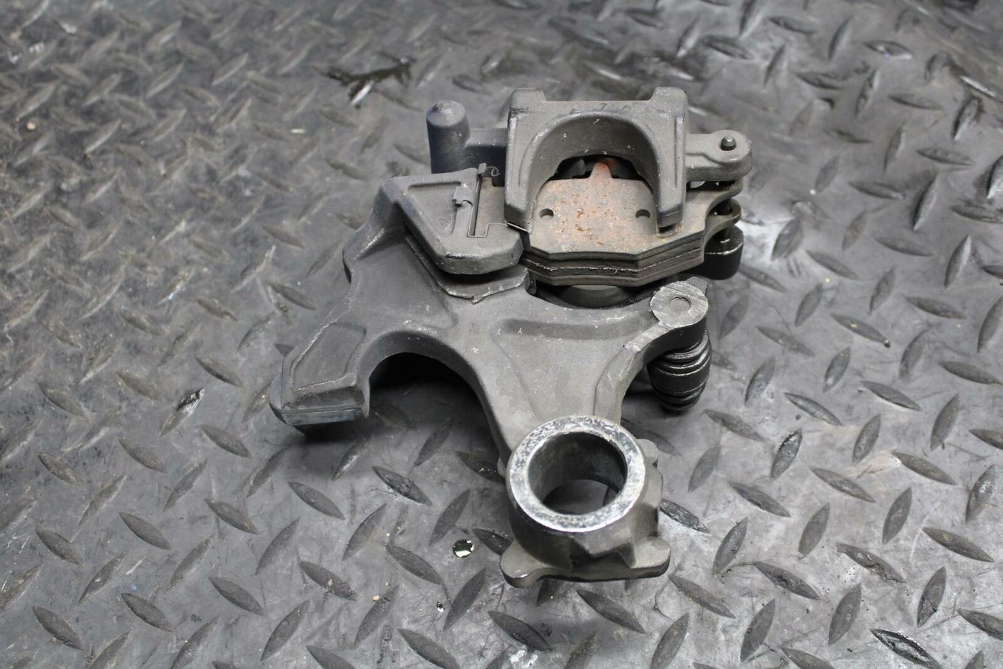 08-09 SUZUKI GSXR600 REAR BACK BRAKE CALIPER W MOUNT BRACKET BB204