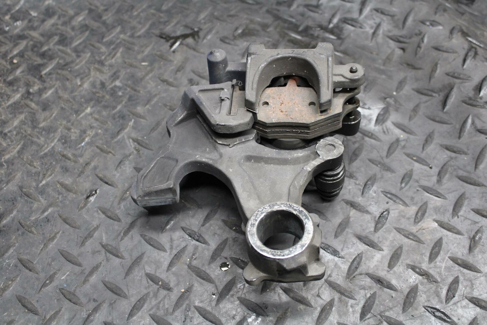 08-09 SUZUKI GSXR600 REAR BACK BRAKE CALIPER W MOUNT BRACKET BB204