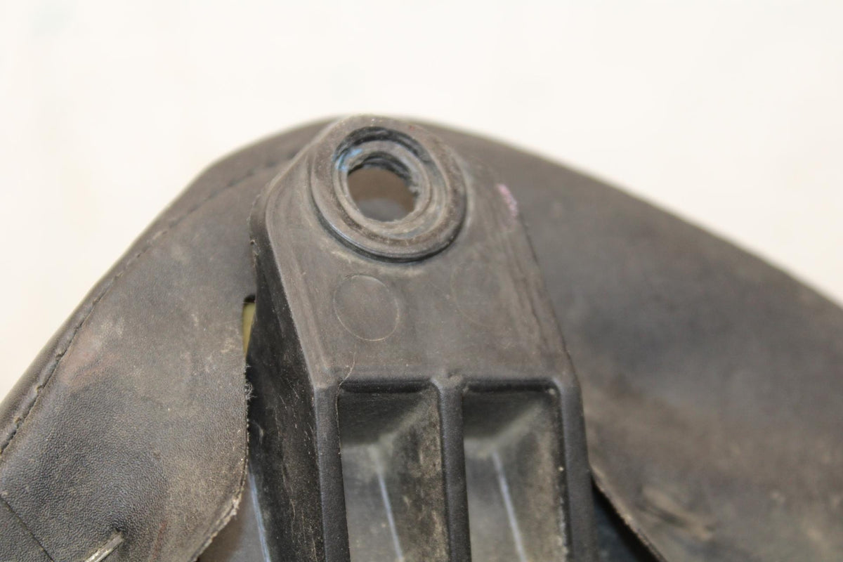 2007 Yamaha YZF R6 FRONT DRIVERS SEAT PAD SADDLE PILLION 2C0-24710-00-00 BB590