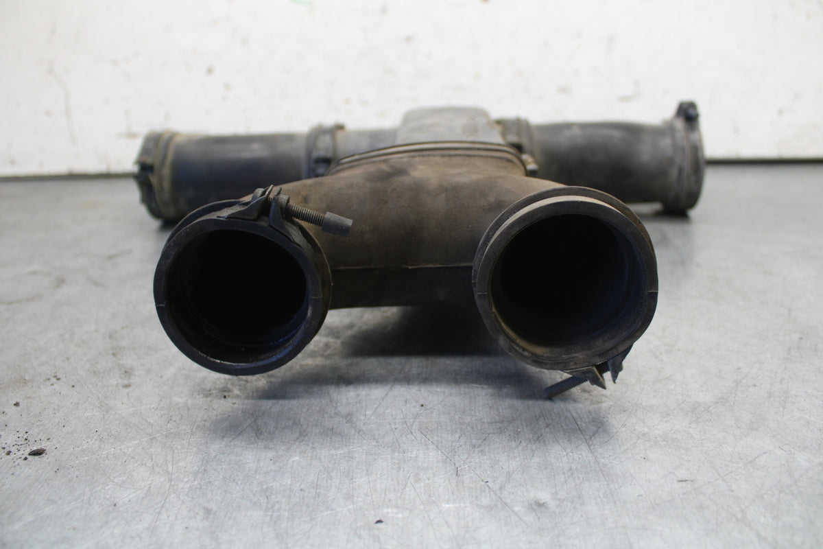 05-06 YAMAHA ROYAL STAR AIR INTAKE DUCT BB697