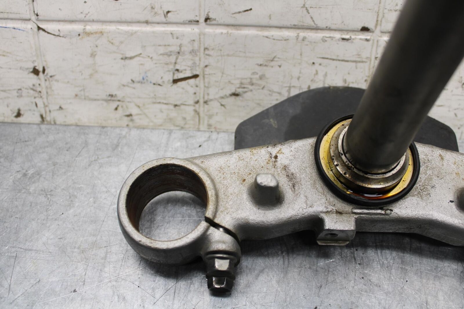2006 Suzuki SV650S FRONT FORKS CLAMP LOWER TRIPLE TREE STEM BB65