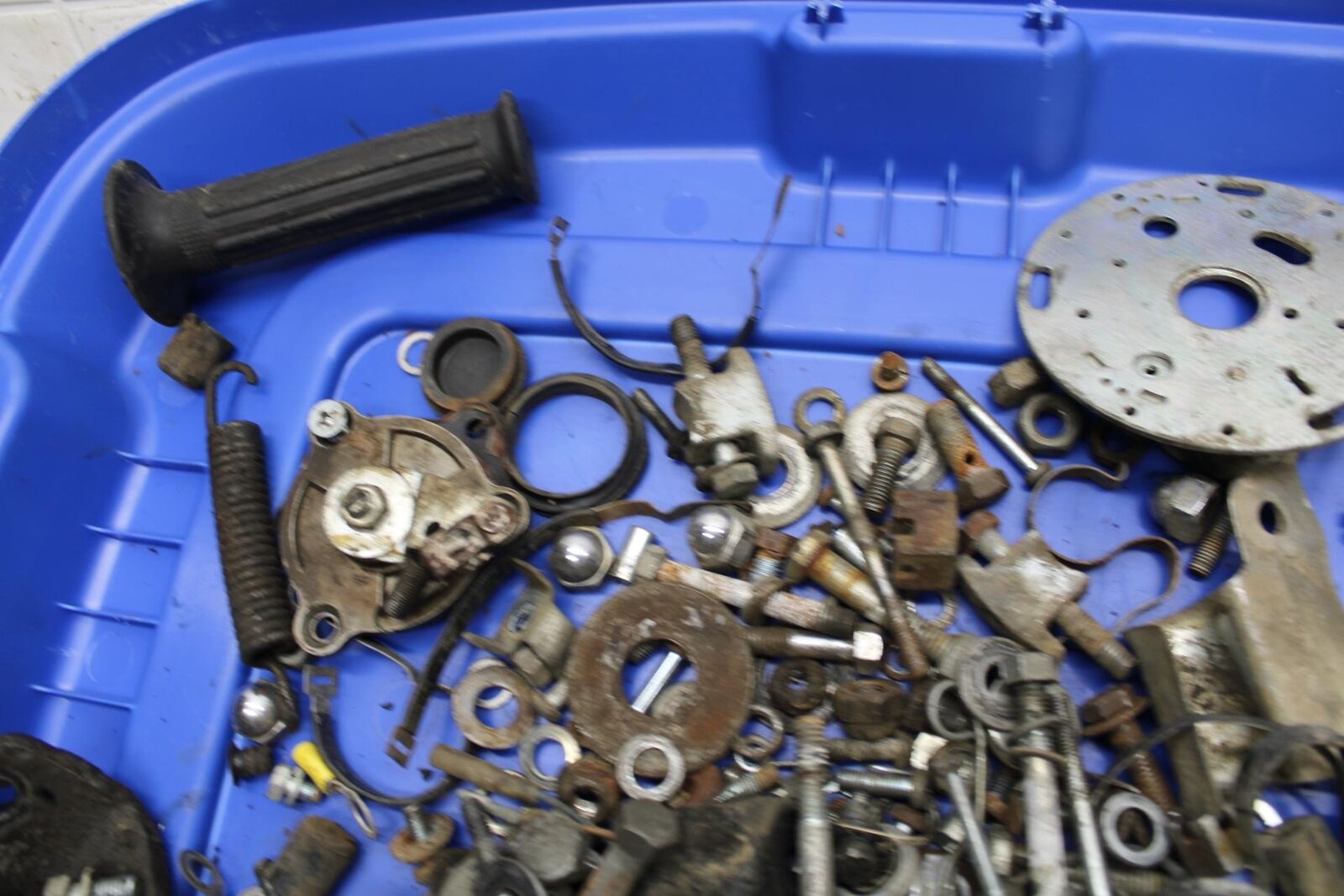75 SUZUKI GT 550 LEFTOVER MOUNTING BOLTS HARDWARE MOTOR SCREWS BB72