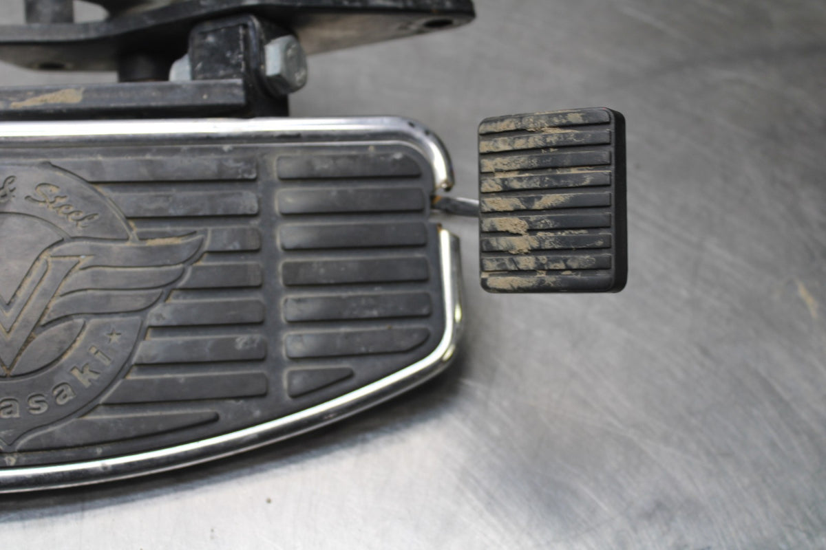 02 KAWASAKI VULCAN 800 VN800B CLASSIC RIGHT FRONT FOOT REST STEP BB862