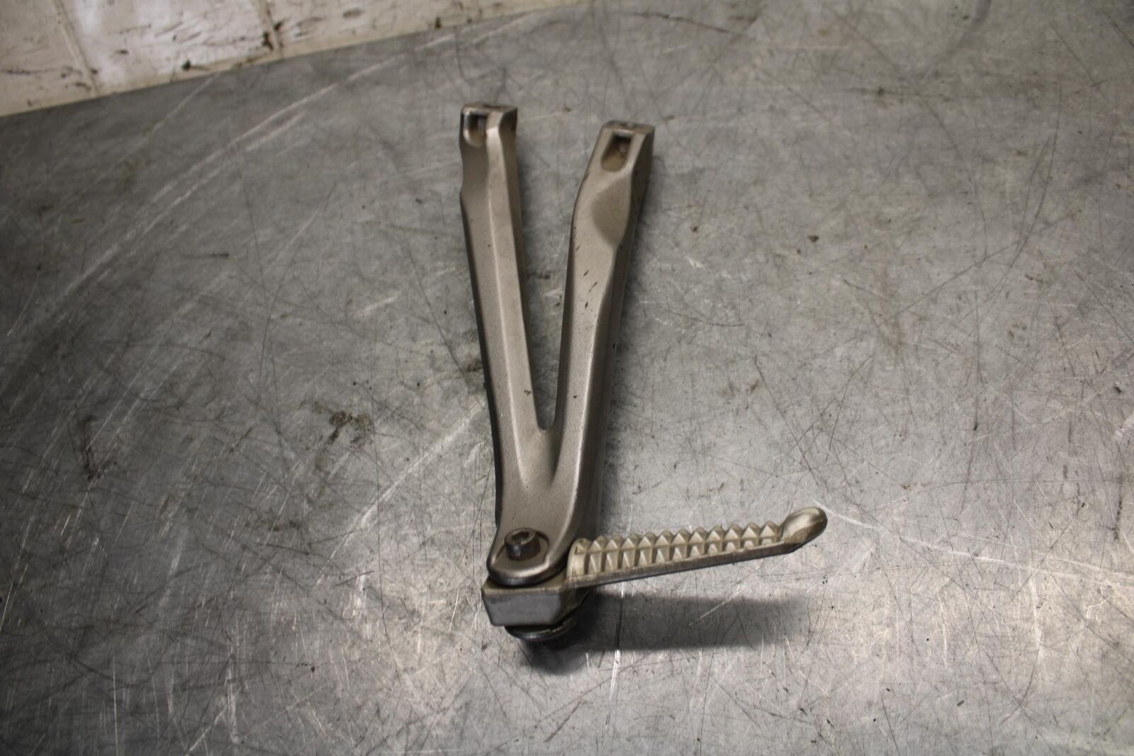 2007 Yamaha YZF R1 LEFT REAR PASSENGER PEG 5JJ-27431-10-00 5VY-2741L-00-00 BB523