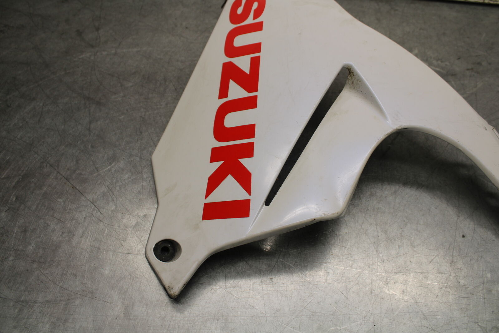 11-23 SUZUKI GSXR 750 LEFT LOWER BOTTOM BELLY SIDE FAIRING COWL BB499