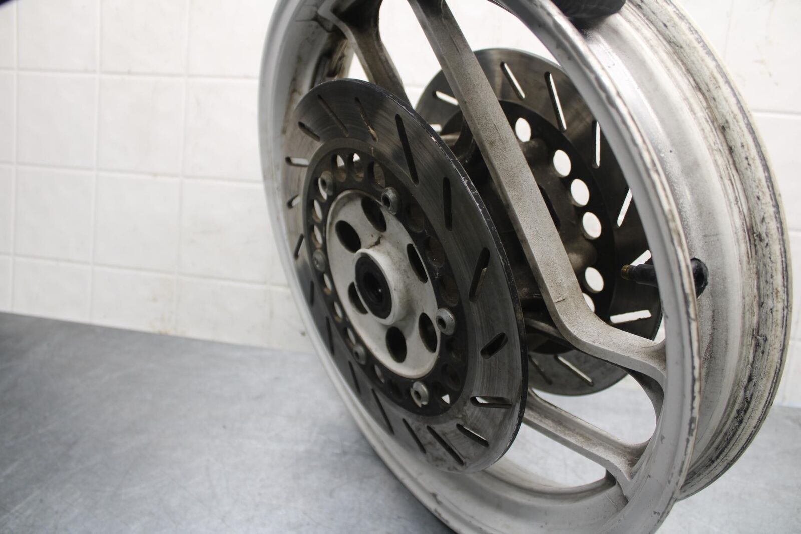 1988 Yamaha FZ600 FRONT WHEEL AND LEFT RIGHT BRAKE ROTORS DISCS BB601
