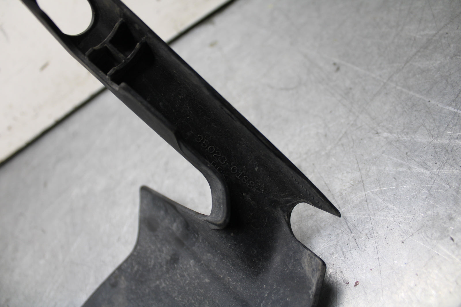 16 KAWASAKI NINJA ZX10R REAR BACK WHEEL TIRE HUGGER FENDER 35023-0188  BB650