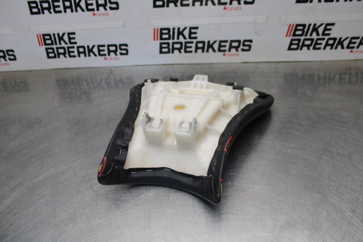 13-18 KAWASAKI NINJA ZX6R FRONT DRIVERS SEAT PAD SADDLE PILLION BB915