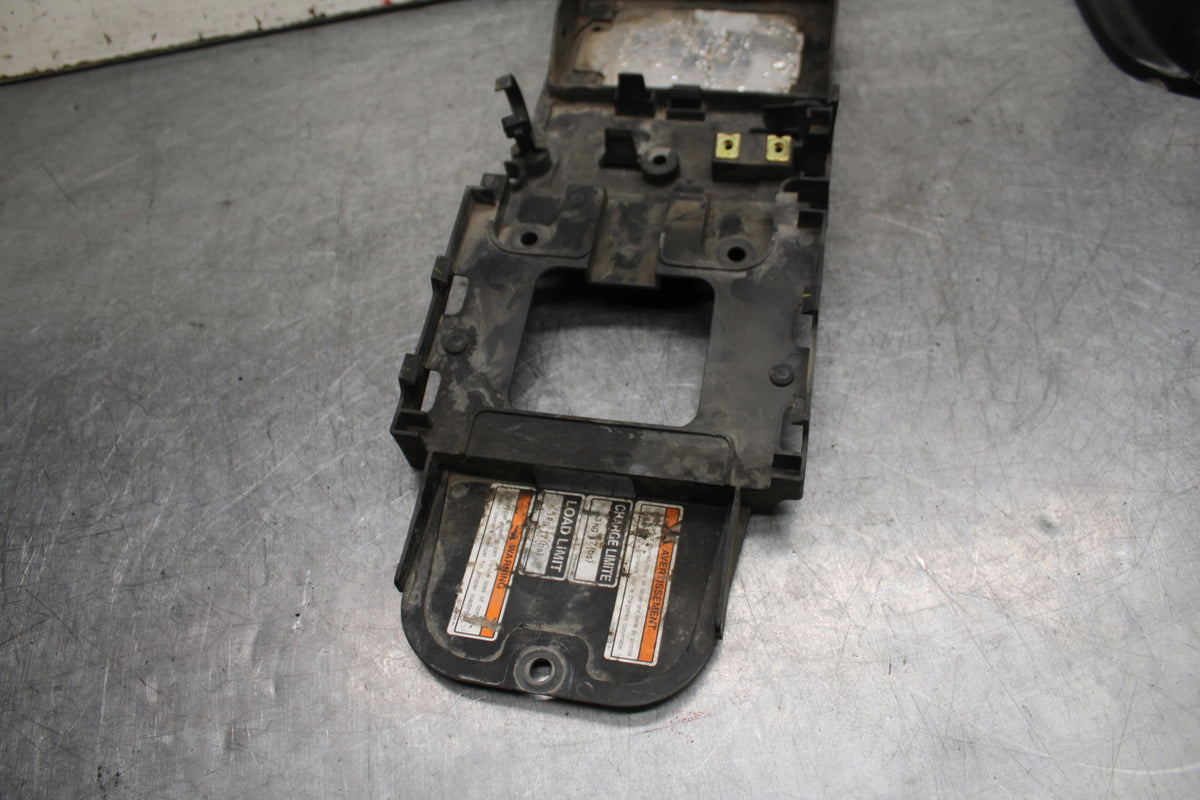 06 YAMAHA YZF R6 REAR BACK TAIL UNDERTAIL BATTERY TRAY PLASTIC BB716