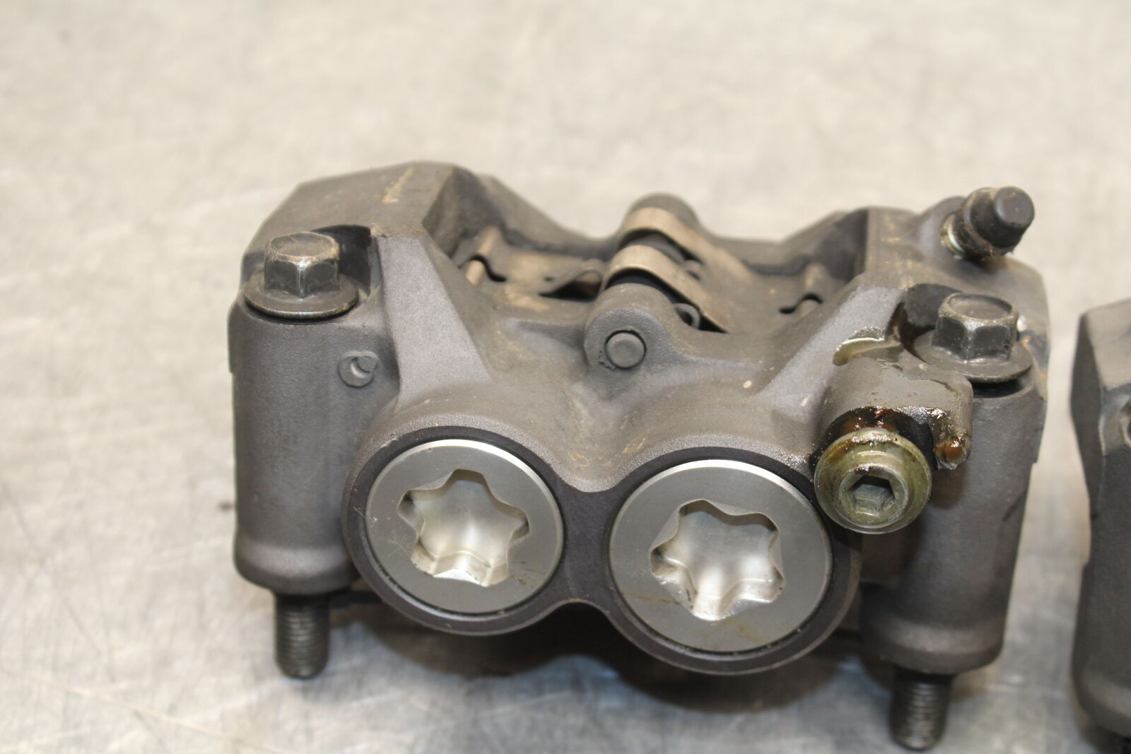 06 YAMAHA YZF R6 RIGHT LEFT FRONT BRAKE CALIPER SET PAIR CALIPERS BB716