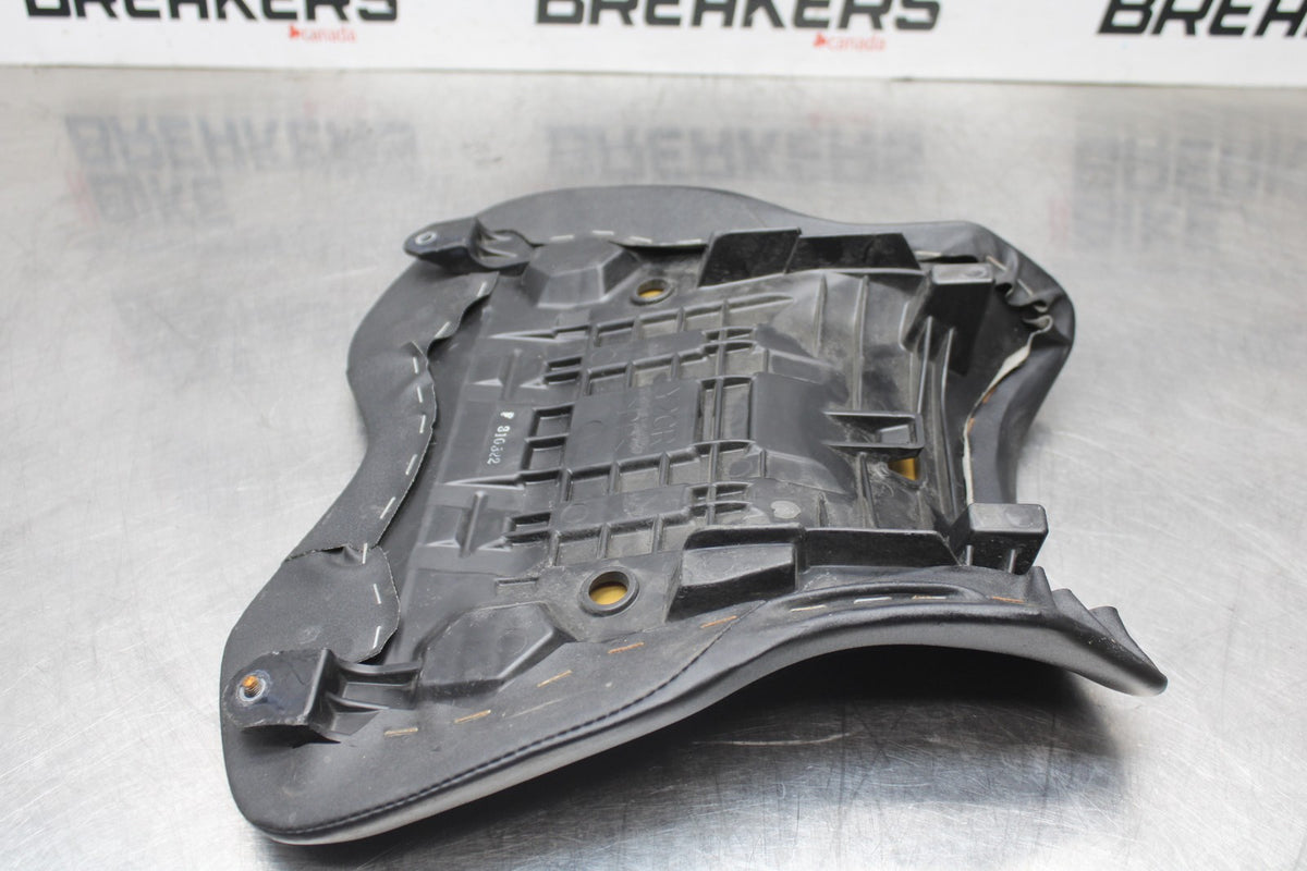 18 YAMAHA YZF R1  FRONT DRIVERS SEAT PAD SADDLE PILLION BB838