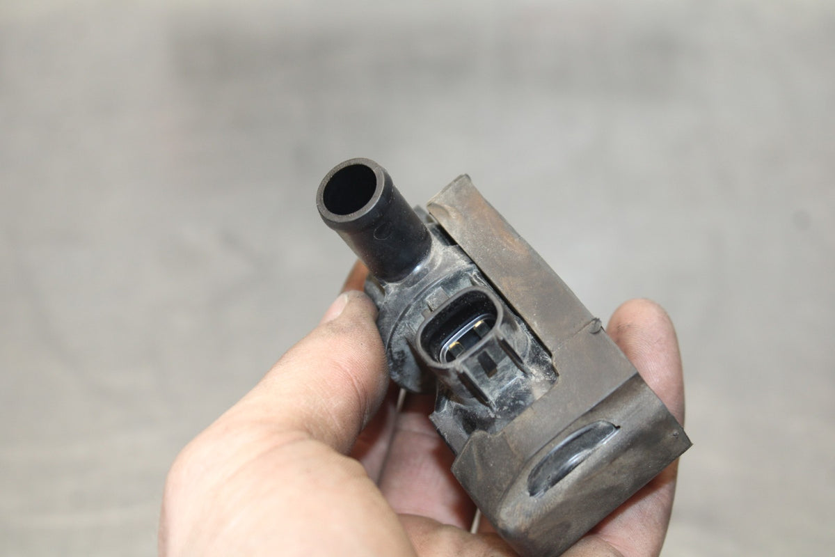 12-16 KAWASAKI NINJA 650 EX650F ABS AIR VALVE SOLENOID TOP ENGINE SENSOR BB860
