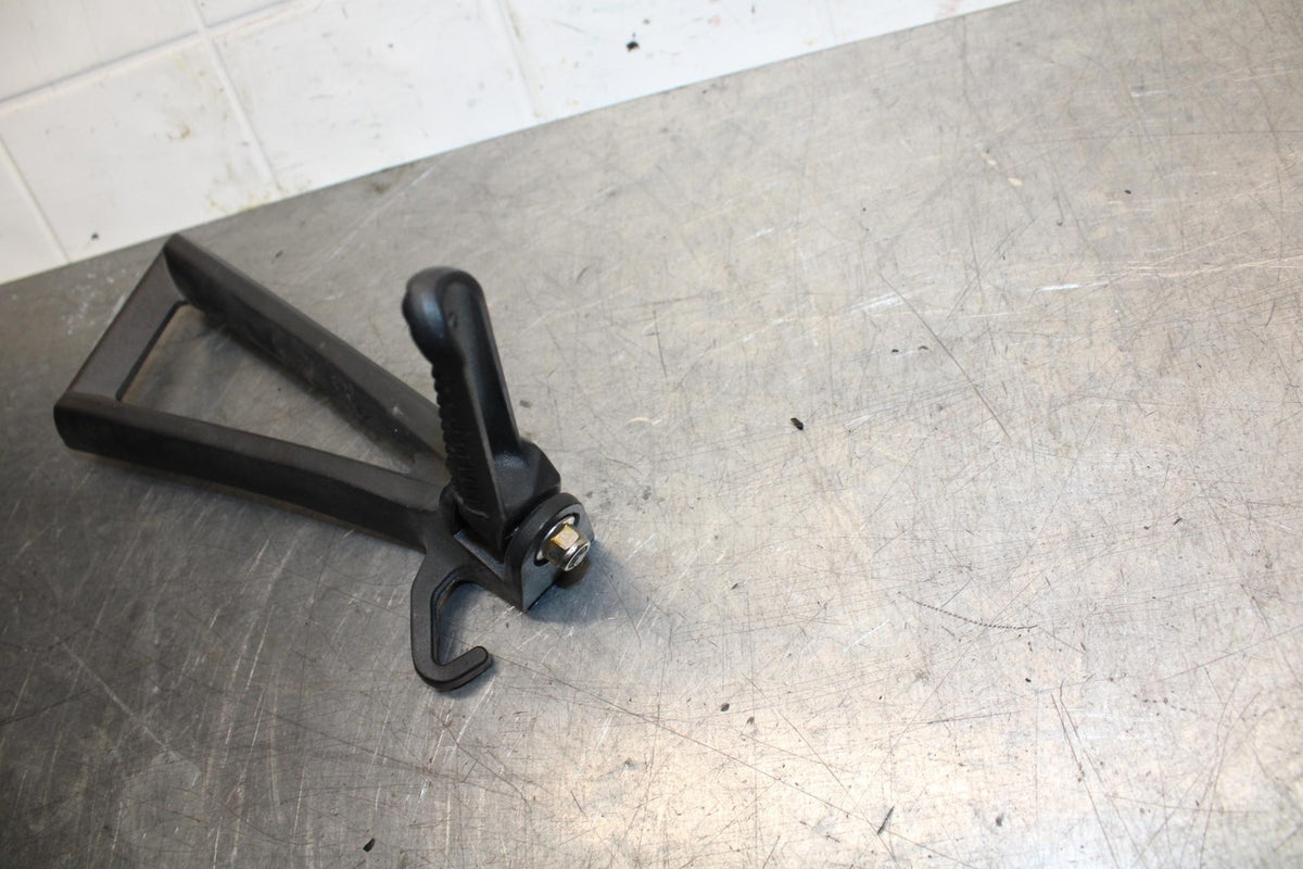 07 YAMAHA YZF R6 2c0 RIGHT REAR BACK PASSENGER PEG BB75