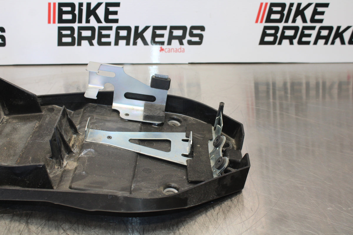 07 KAWASAKI Z1000 REAR BACK TAIL UNDERTAIL BATTERY TRAY PLASTIC BB148