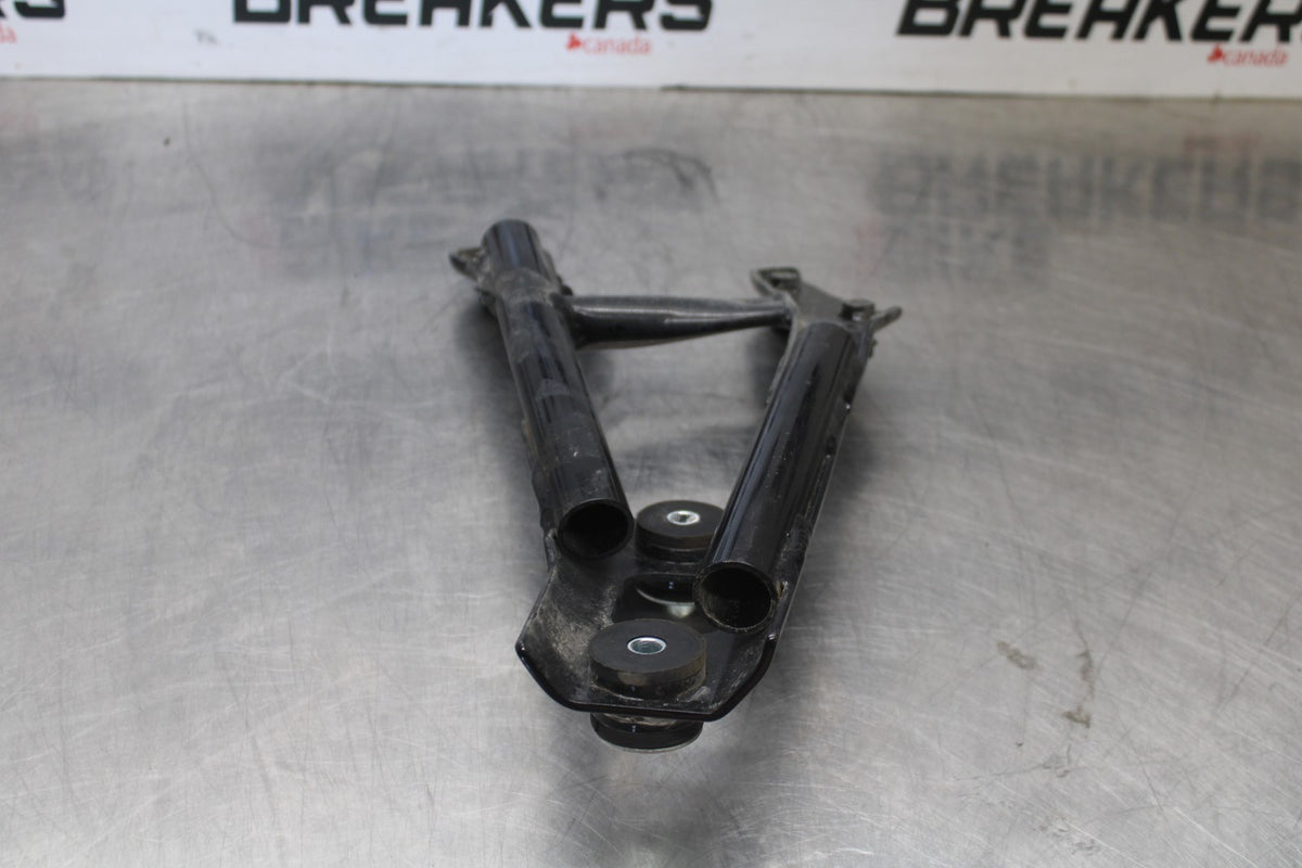 07 SUZUKI BOULEVARD M50 MUFFLER EXHAUST PIPE BRACKET MOUNT BB897