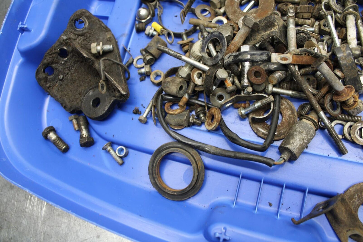 75 SUZUKI GT 550 LEFTOVER MOUNTING BOLTS HARDWARE MOTOR SCREWS BB72