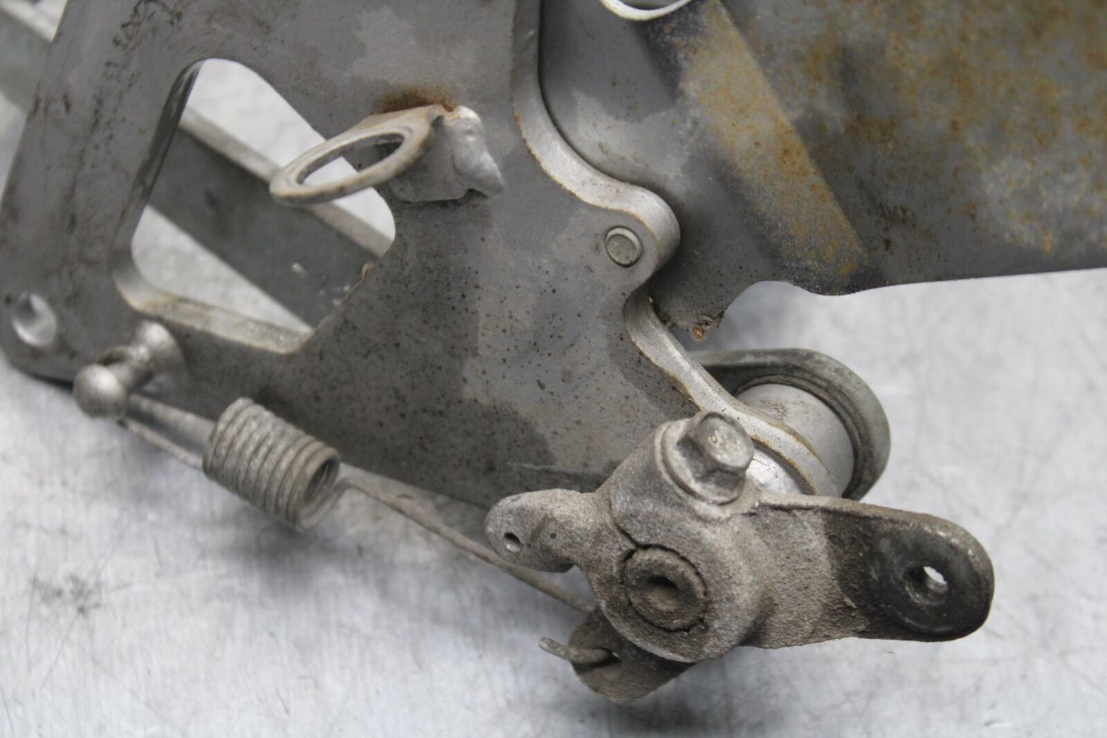 04-09 SUZUKI GS 500 FH GS500F RIGHT REARSET REAR SET DRIVER FOOT PEG REST  BB97