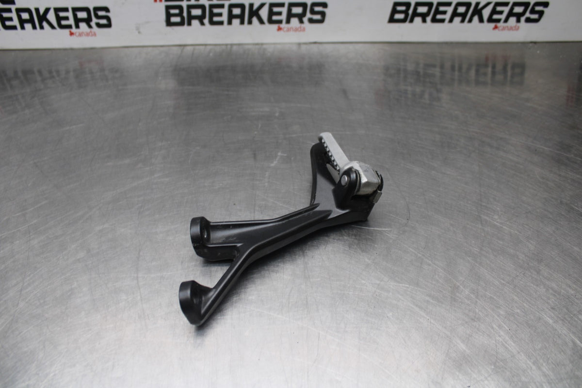 18-26 KAWASAKI Z400 LEFT RIGHT REAR PILLION PEG BRACKETS MOUNTS BB852